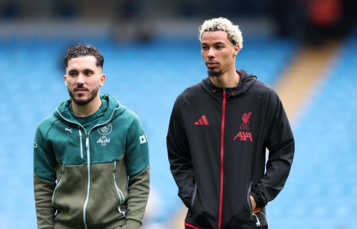 موقف "محرج" على دكة البدلاء..ريان شرقي يرتدي قميص لاعب ليفربول ثم يُطلب منه خلعه