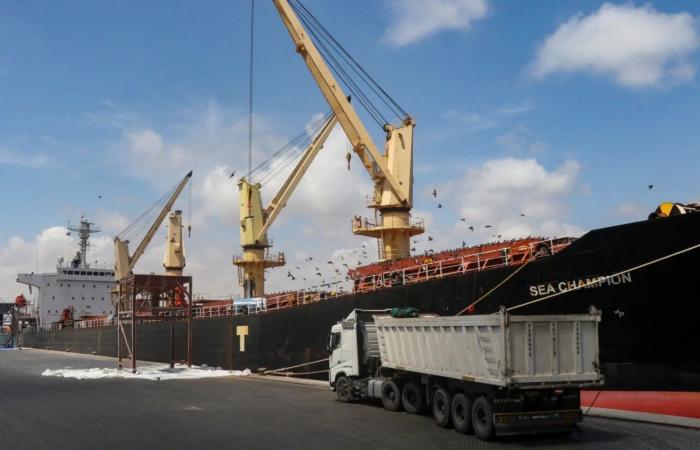 الحكومة
      اليمنية
      تطلق
      برنامجاً
      شاملاً
      لخطة
      تنفيذ
      الإصلاحات
      الاقتصادية