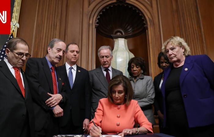 متابعة: فيديو منسوب لـ"توقيع مذكرة عزل ترامب" مؤخرًا.. هذه حقيقته