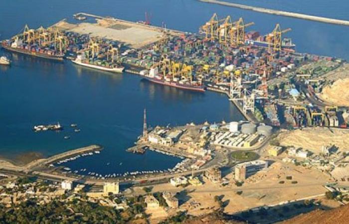 الإمارات تعلن عن إصابة 4 أشخاص إثر سقوط شظايا خلال استهداف ميناء خورفكان