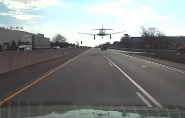تصرف جريء وسط المركبات.. شاهد نجاح طيار محترف بهبوط اضطراري على طريق سريع