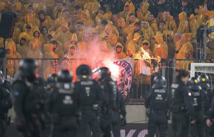 شرطة
      دريسدن
      تحقق
      في
      اقتحام
      ملعب
      مباراة
      بدوري
      الدرجة
      الثانية
      الألماني