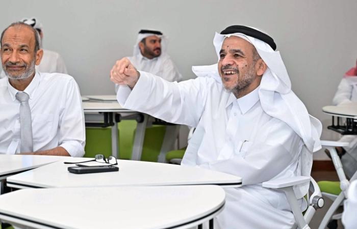 رئيس جامعة قطر يطلع على منظومة " الفصول الذكية"