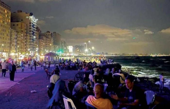 القميص
      النسائي
      الأبيض
      مطلوب
      للمرأة
      العاملة