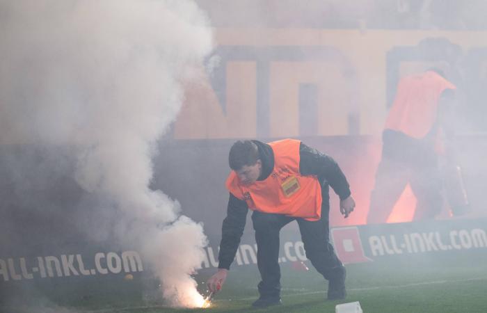 شرطة
      دريسدن
      تحقق
      في
      اقتحام
      ملعب
      مباراة
      بدوري
      الدرجة
      الثانية
      الألماني