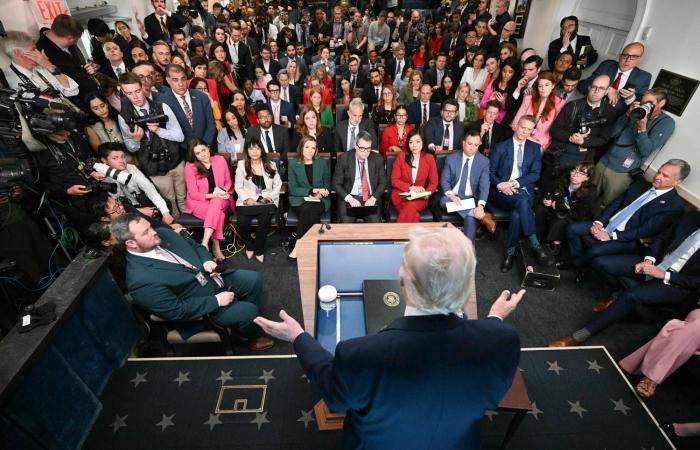 ترمب
      يهدد
      بسجن
      صحافي
      سرب
      خبر
      إنقاذ
      طيار
      أميركي
      في
      إيران