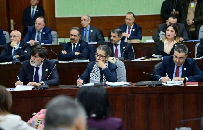 الجزائر
      تعلن
      عن
      انتخابات
      برلمانية
      في
      مطلع
      يوليو
      وسط
      عودة
      جماعية
      من
      المعارضة