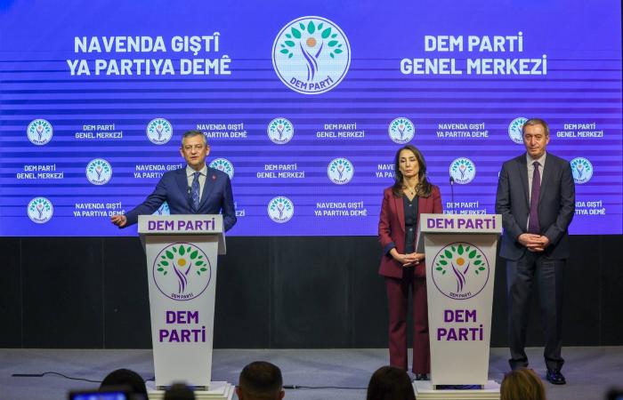 نتنياهو
      يقيل
      المتحدث
      باسمه
      بعد
      سلسلة
      فضائح