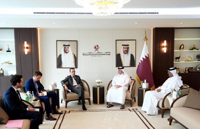 وزير البيئة والتغير المناخي يجتمع مع السفير الفرنسي