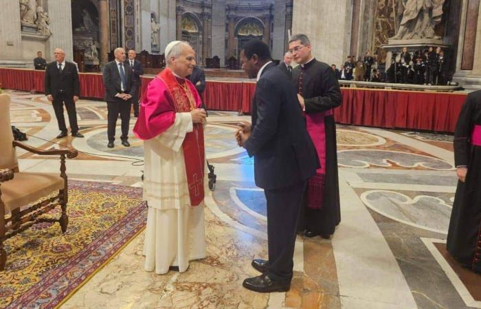 البرهان
      يعفي
      نائبه
      ومساعديه
      في
      قيادة
      الجيش
      السوداني