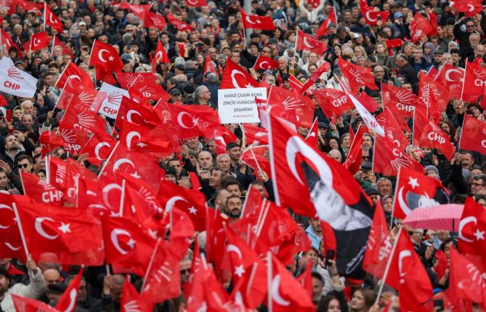 إيران
      ترفض
      وقف
      النار
      المؤقت...
      وتؤكد
      ضرورة
      إنهاء
      الحرب
      بشكل
      دائم