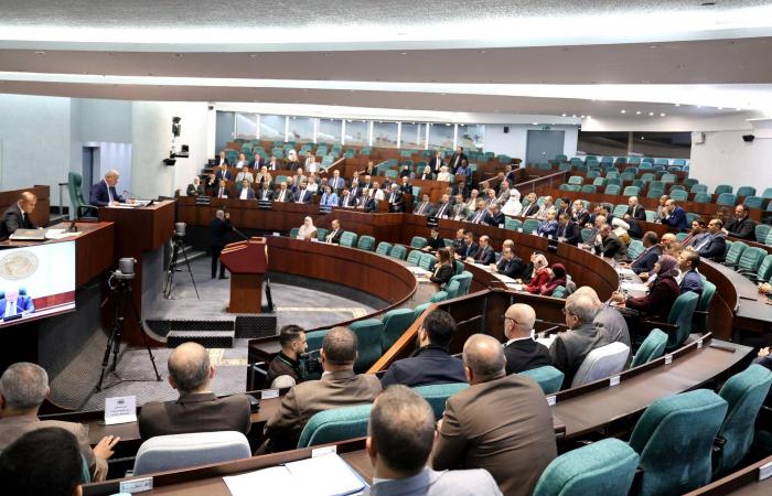 الجزائر
      تعلن
      عن
      انتخابات
      برلمانية
      في
      مطلع
      يوليو
      وسط
      عودة
      جماعية
      من
      المعارضة