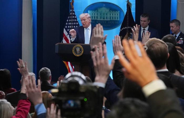 ترمب
      يشدد
      على
      إنذاره
      لطهران…
      وإسرائيل
      تكثّف
      ضرب
      المنشآت
      الإيرانية