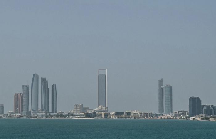 سقوط شظايا بعد اعتراض هجوم على شركة نظم رنين في أبوظبي وإصابة شخص