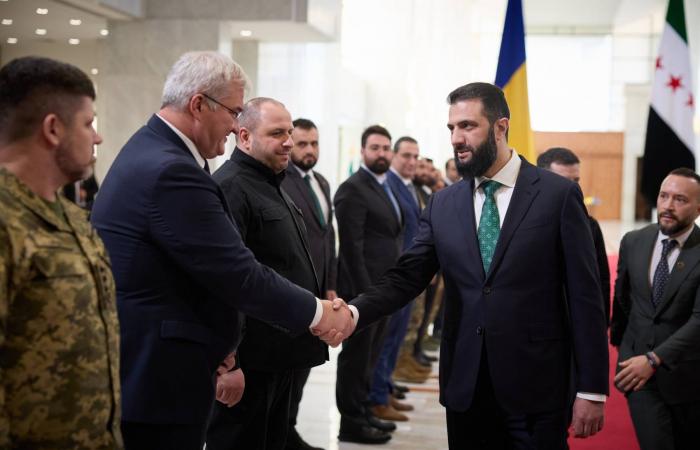 خبير
      عسكري
      لـ«الشرق
      الأوسط»:
      زيلينسكي
      عرض
      شراء
      الفوسفات
      السوري
      مقابل
      القمح
      والمسيّرات