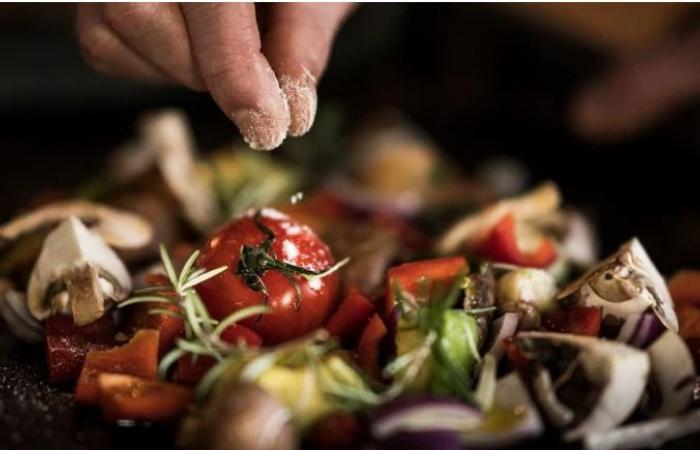 قاتل صامت.. دراسة حديثة تكشف مخاطر الإفراط في ملح الطعام والبديل والنسبة الآمنة