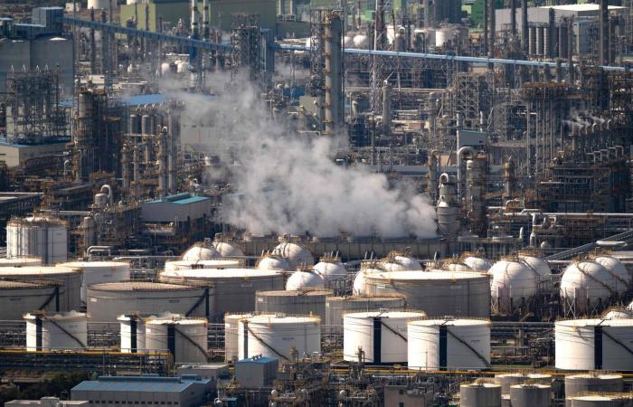 النفط
      «المادي»
      يكسر
      حاجز
      الـ150
      دولاراً...
      وفجوة
      قياسية
      تفصله
      عن
      «العقود
      الآجلة»