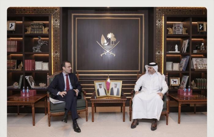 محافظ مصرف قطر المركزي يجتمع مع السفير الفرنسي لدى الدولة