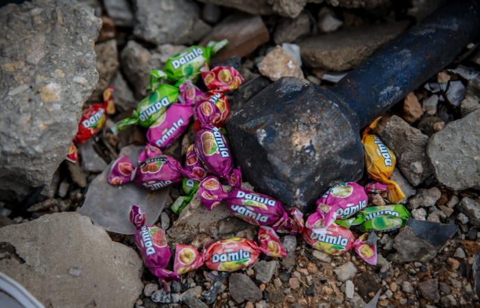 سعادة طُمِرت تحت الركام.. مصوّرة إيرلنديّة توثّق حياة الأطفال المدمرة في لبنان