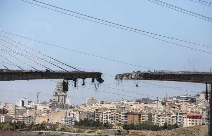 غارات جوية على طرق رئيسية وخطوط للسكك الحديدية في إيران.. أين وقعت؟