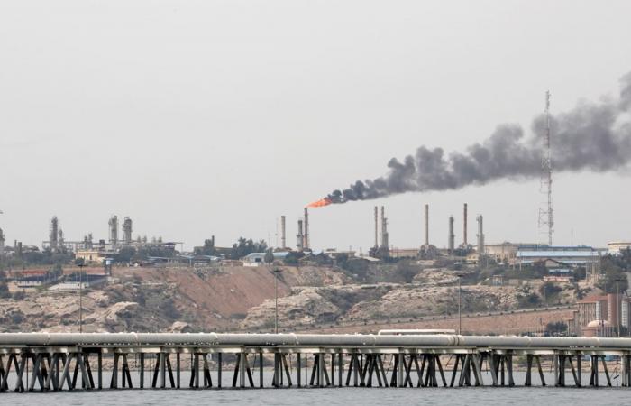 انفجارات تهز جزيرة خرج.. إليكم ما يجب معرفته عن مفتاح اقتصاد إيران