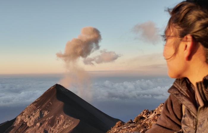 شاهد كيف يقوم المتنزهون بتسلق بركانًا نشطًا في غواتيمالا