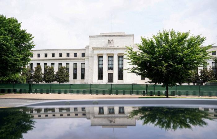 «نيكي»
      يغلق
      مستقراً
      بعد
      تقلبات
      في
      ظل
      تداعيات
      حرب
      إيران