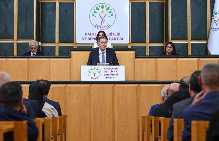 تركيا:
      مطالبات
      كردية
      بإجراءات
      لتسريع
      «السلام»
      دون
      انتظار
      البرلمان