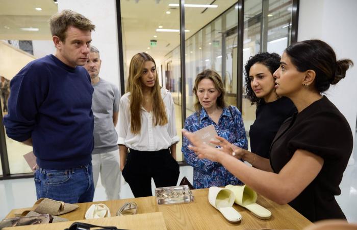 أنجلينا
      جولي
      وعيونها...
      هل
      خضعت
      للتجميل؟