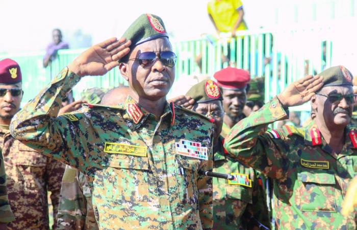 البرهان
      يعيد
      تشكيل
      قيادة
      الجيش
      السوداني...
      ومؤشرات
      إلى
      تغيير
      في
      هيكلية
      السلطة