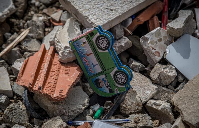 سعادة طُمِرت تحت الركام.. مصوّرة إيرلنديّة توثّق حياة الأطفال المدمرة في لبنان