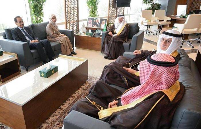 جهود
      يمنية
      لتعزيز
      الاقتصاد
      والخدمات
      بإسناد
      دولي