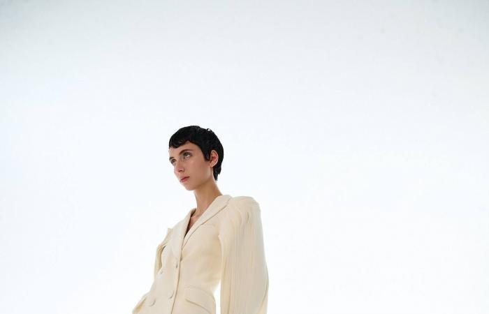 أنجلينا
      جولي
      وعيونها...
      هل
      خضعت
      للتجميل؟