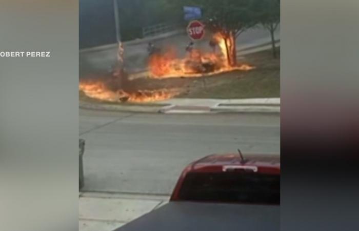 لحظات مرعبة قرب أطفال.. شاهد دراجة نارية تشتعل والسائق يهرب من ألسنة اللهب