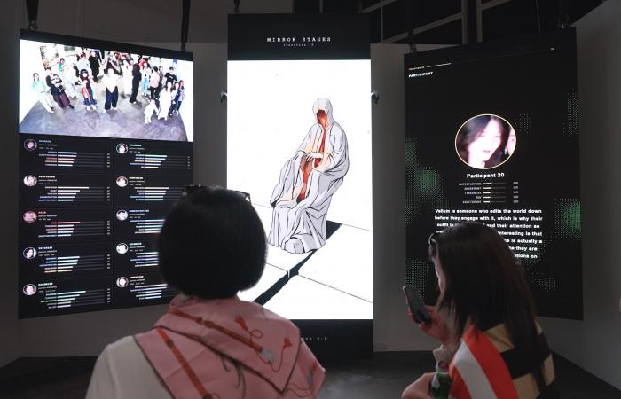 شاهد..فنان ذكاء اصطناعي "مليونير" يُنتج أعماله بشكل مباشر أمام الجمهور