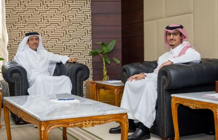 رئيس المؤسسة القطرية للإعلام يجتمع مع السفير السعودي