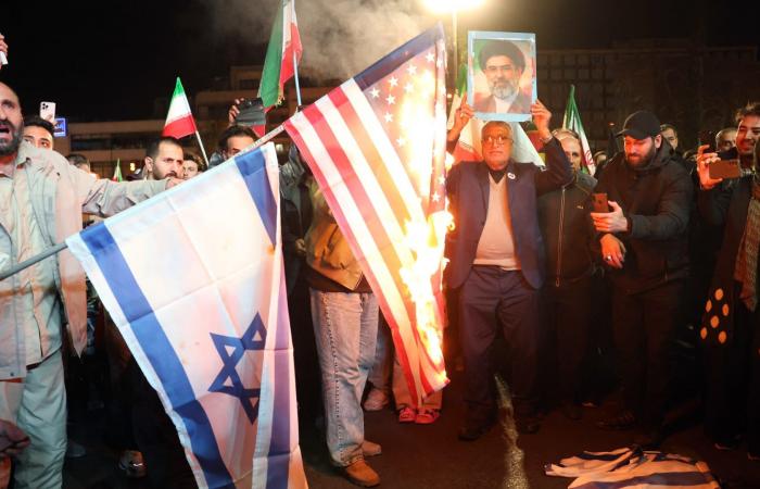 بالصور.. احتفالات وحرق أعلام في طهران فجر الأربعاء بعد إعلان وقف إطلاق النار