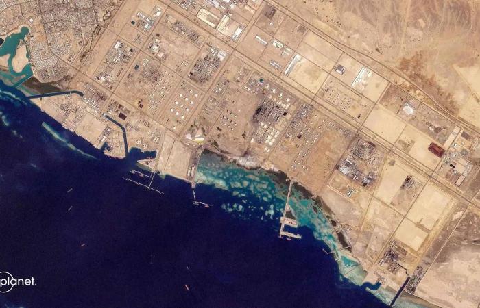 البيت
      الأبيض:
      ترمب
      يوفد
      فريق
      التفاوض
      مع
      إيران
      إلى
      باكستان