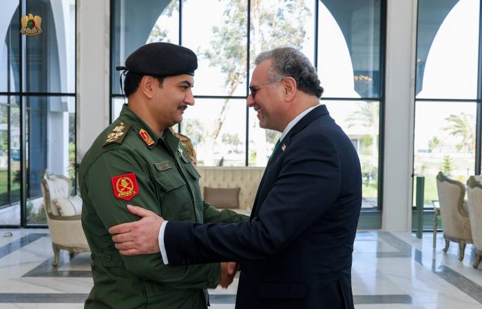 الجزائر:
      عزل
      وزير
      الري
      ومطالب
      بسجن
      وزير
      الصناعة
      السابق
      12
      عاماً