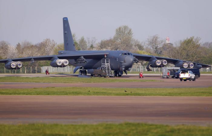 ترمب:
      الجيش
      الأميركي
      سيبقى
      منتشراً
      قرب
      إيران
      حتى
      يتم
      التوصل
      إلى
      «اتفاق
      حقيقي"