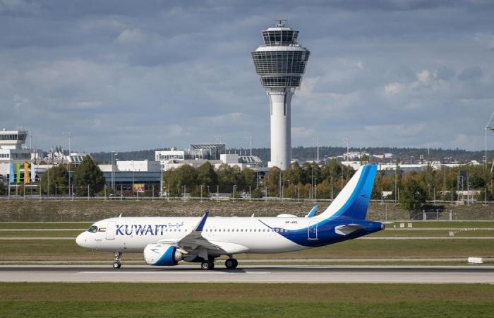 الكويت تنفي ما يتم تداوله حول تشغيل الرحلات وتؤكد استمرار إغلاق مطار الكويت 