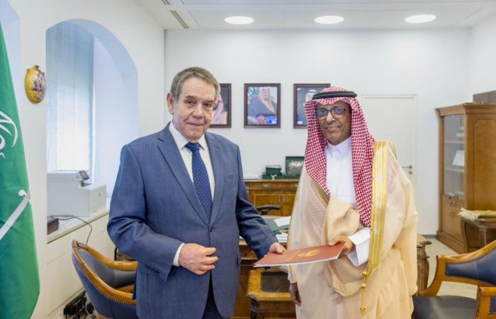 وزير
      الخارجية
      السعودي
      يتلقى
      رسالة
      خطية
      من
      نظيره
      الروسي