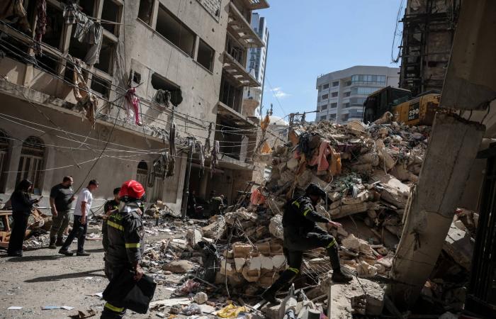 بيروت
      تفقد
      أمانها...
      وسكانها
      يغادرونها
      تحت
      وطأة
      الخوف
      من
      الآتي