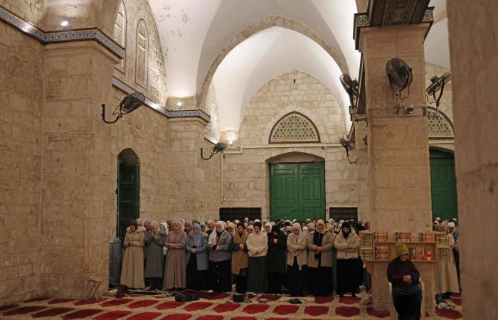 آلاف
      يؤدون
      الصلاة
      في
      المسجد
      الأقصى
      مع
      إعادة
      فتحه
      بعد
      40
      يوماً