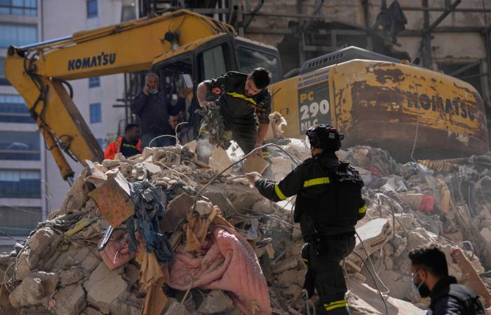 بيروت
      تفقد
      أمانها...
      وسكانها
      يغادرونها
      تحت
      وطأة
      الخوف
      من
      الآتي