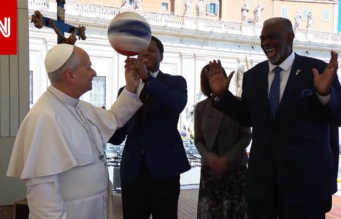 متابعة: البابا لاوُن يُدير كرة سلة على إصبعه خلال استقبال فريق "هارلم غلوبتروترز" الاستعراضي