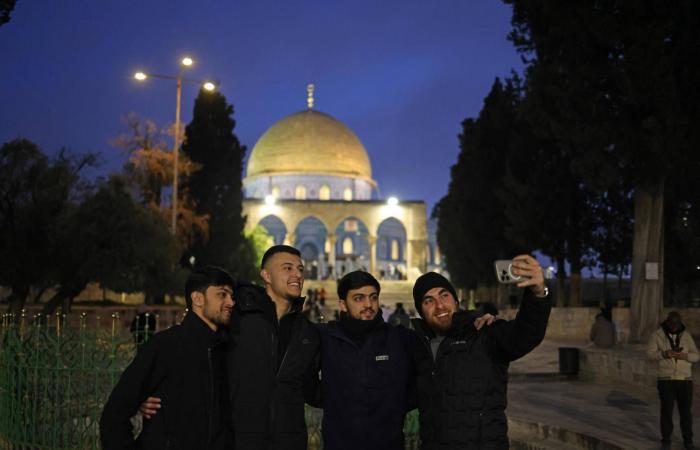 آلاف
      يؤدون
      الصلاة
      في
      المسجد
      الأقصى
      مع
      إعادة
      فتحه
      بعد
      40
      يوماً