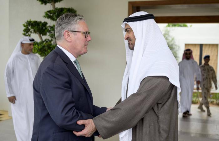 مباحثات
      بحرينية
      -
      بريطانية
      تناقش
      جهود
      تعزيز
      أمن
      المنطقة