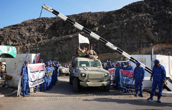 محافظ
      عدن
      يطالب
      بتحييدها
      عن
      الصراع
      السياسي