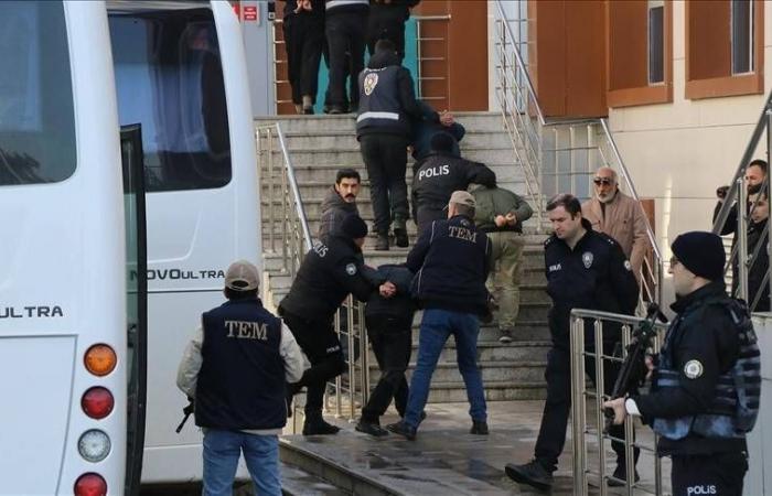 تركيا:
      14
      موقوفاً
      في
      التحقيقات
      بهجوم
      قرب
      القنصلية
      الإسرائيلية